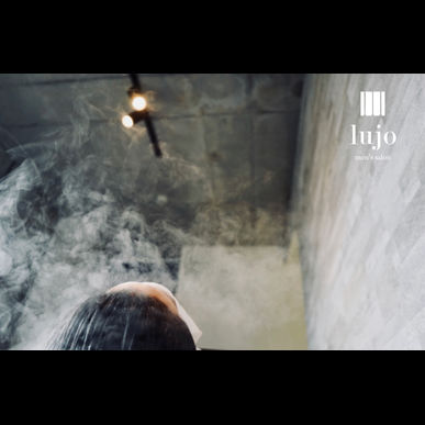 美容室でヘッドスパを行い、頭皮ケアをいたします