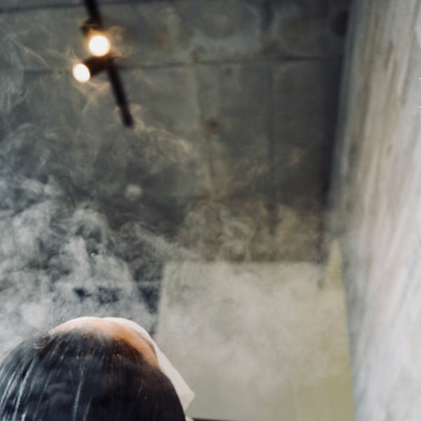 美容室でヘッドスパを行い、頭皮ケアをいたします